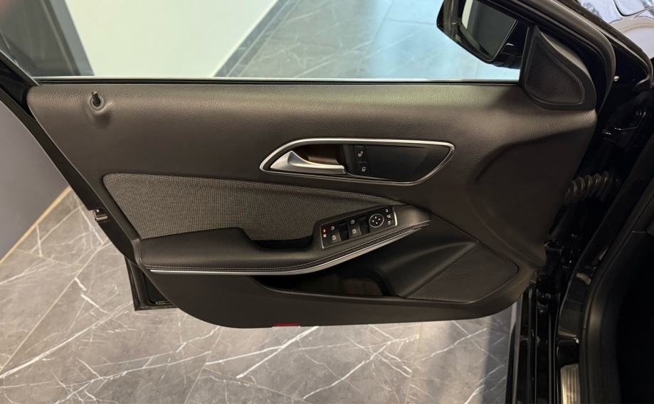 mercedes-benz-a180d-3dauto15