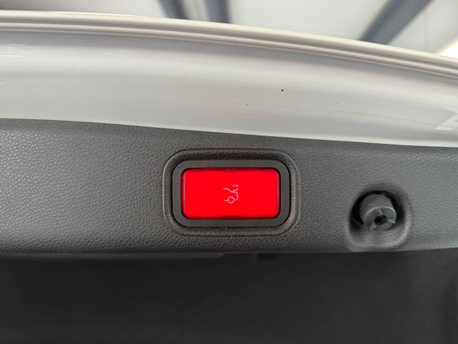 mercedes-benz-e220d-9g-3dauto19